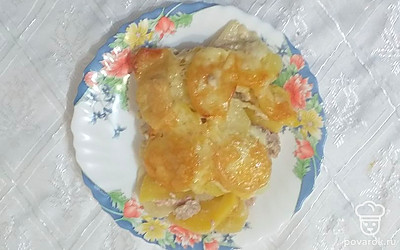 Готовую картофельную запеканку с фаршем под сырной шапочкой подавать к столу сразу после приготовления горячей.