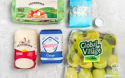 Яблоки Global Village вымойте, очистите, удалите сердцевину и нарежьте небольшими дольками. Яйца «Селяночка» тщательно промойте, обсушите. Подготовьте форму для запеканки, блендер и пароварку.