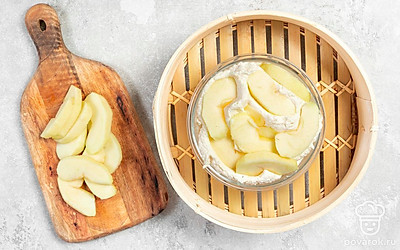 Приготовьте блюдо. Поместите будущую запеканку в пароварку на 40–45 минут. Дайте десерту полностью остыть, затем аккуратно извлеките из формы.