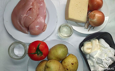 По списку подготовьте все перечисленные ингредиенты, продукты. Отмерьте их количество, хорошо промойте под проточной водой мясо, а также овощи, поместите их в удобную посуду для дальнейшей работы. Почистите лук, чеснок от шелухи.