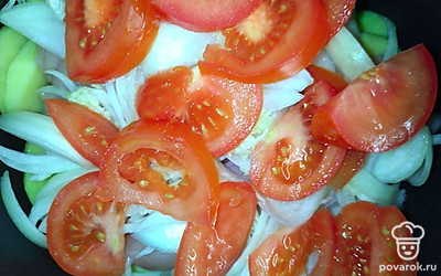 Куриное филе порежьте кусочками, картофель тонкими кольцами, а лук полукольцами, измельчите чеснок. Налейте в чашу мультиварки масло, затем туда выложите картофель, куриное филе, лук, чеснок, а также резаный дольками помидор.