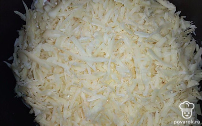 Сметану с майонезом смешайте в небольшой емкости, выложите поверх ингредиентов в чаше. Сыр натрите на терке, посыпьте сверху, напоследок добавьте немного соли, перемешайте. Выпекайте до готовности в режиме «выпечка» в течение часа. Готовому блюду дайте немного остыть.