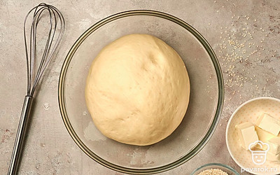 Замесите тесто. В миску вылейте активированные дрожжи, добавьте яйцо, сахар, соль и сливки. Затем постепенно всыпьте муку. Замешивайте тесто до однородной массы примерно 10-20 минут. Поставьте тесто в теплое место на 60 минут.