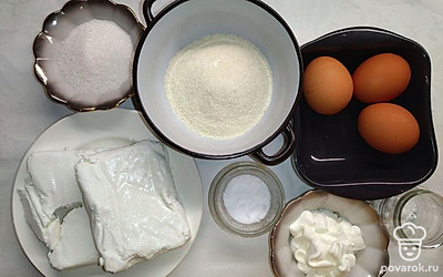 Тщательно под водой промойте яйца, отмерьте нужное количество творога, сметаны, манки и ванилина, по списку. Разложите все ингредиенты по емкостям для дальнейшего использования. Возьмите разрыхлитель.