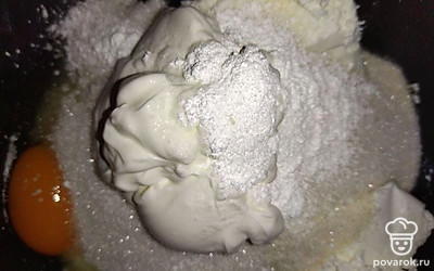 Подготовьте хлебопечку, поместите в нее все подготовленные ингредиенты, тщательно перемешайте их, до однородного состояния. Закройте крышку, выпекайте в течение 90 минут, до готовности. Как блюдо приготовится, дайте ему немного постоять и извлеките из формы.