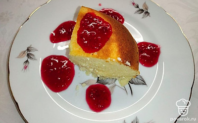 Подавайте запеканку к столу в теплом состоянии, в такой момент состояния запеканка очень сочная и вкусная. Дополните запеканку любимым вареньем, а также употребляйте с любимыми горячими напитками.