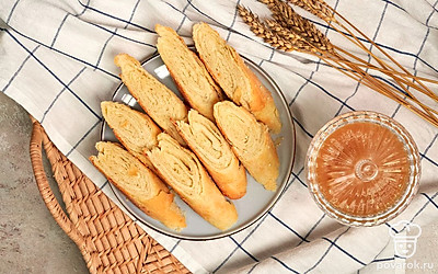 Подавайте сливочный багет с персиковым джемом.