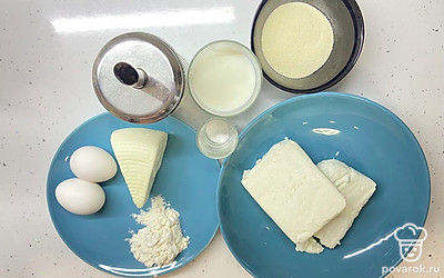 Тщательно промойте под водой куриные яйца. Подготовьте ингредиенты, нагрейте при комнатной температуре. Распределите все по емкостям, стаканам, для дальнейшего их использования.