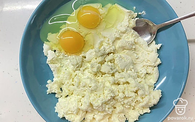 Подогрейте молоко в кастрюле, на плите, добавьте к нему манную крупу, снимите с огня, оставьте на 10 минут. В глубокую тарелку насыпьте творог, измельчите его вилкой. Сыр порежьте кусочками, добавьте к творогу, вбейте яйца с сахаром, тщательно перемешайте.