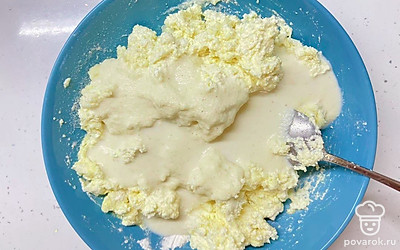 В эту смесь добавьте манку с крахмалом, разрыхлителем теста, повторно перемешайте. Подготовьте форму для выпечки запеканки, смажьте ее маслом, выложите творожное тесто. Духовку прогрейте до 180С, запекайте до готовности.