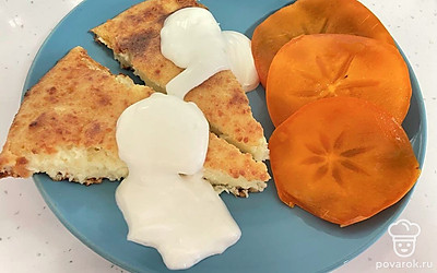 Подавайте на стол в горячем виде, творожным тестом можно дополнять огромное количество блюд, а также употреблять в самостоятельном виде со сметаной и даже со сладкой хурмой.