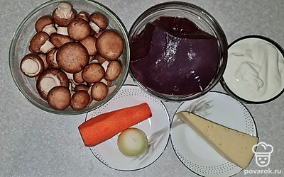 Тщательно промойте под проточной водой говяжью печень с овощами, почистите лук от шелухи, морковь от кожуры и грибы. Распределите продукты по емкостям, вместе с остальными ингредиентами, для дальнейшего использования.
