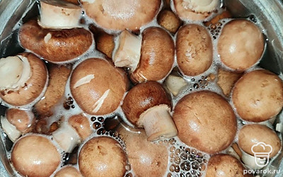 Приварите шампиньоны, после поместите их в подсоленную воду, в глубокой емкости, доведите до кипения, варите 5 минут. Нарежьте мелко лук с печенью говядины, добавьте соль и перец, хорошо перемешайте все в общей емкости.