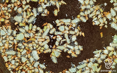 Лук и морковь обжарьте до золотистого цвета на разогретой в оливковом масле сковороде. Аккуратно достаньте грибы, далее остудите их. После порежьте кусочками, добавьте к овощам в сковороду.