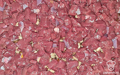 Следующим делом смажьте противень растительным маслом и выложите сначала печень, морковь с луком и грибами, опять печень и напоследок полейте сметаной. Поместите в разогретую до 200 градусов духовку, выпекайте 30 минут. За 10 минут до окончания готовки посыпьте запеканку тертым сыром.