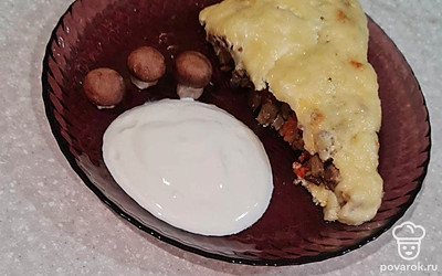 Подавайте запеканку к столу в горячем виде, дополните ее свежей сметаной, она превратит блюдо в сочную трапезу, вкус которой вы будете долго помнить.