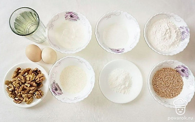 Подготовьте необходимую посуду и ингредиенты для приготовления. Заранее разогрейте духовку до температуры 180°C.