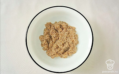 Налейте воды в сотейник и поместите вариться крупу примерно на 3 минуты. Главное, чтобы она впитала воду, оставьте ее остывать до теплого состояния.