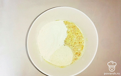 Переложите остывшую кашу в глубокую миску и добавьте сахар, яйца и сметану. Тщательно все перемешайте до однородного состояния. В полученную массу добавьте муку и манку, смешанную с разрыхлителем.