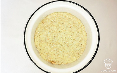 Подготовленные орехи добавьте в тесто и переложите его в смазанную маслом форму для запекания. Поместите в разогретую духовку на 50 минут.