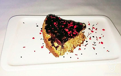 Готовое блюдо разделите на порции и украсьте сверху мелко нарезанными орехами или свежими ягодами.