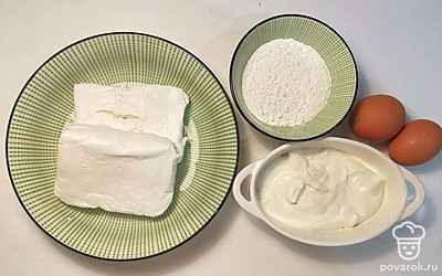 Подготовьте все необходимые ингредиенты и посуду для приготовления. Предварительно разогрейте духовку до температуры 180°C.