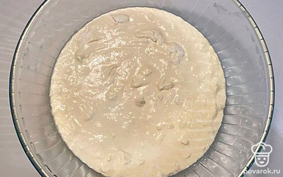 В смазанную маслом форму поместите полученную массу и поместите ее в заранее разогретую духовку на 30 минут.