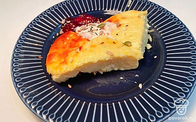 Разделите запеканку порционно и украсьте сверху сметаной и можете посыпать сверху семечками, свежими фруктами или ягодами. Все зависит от ваших предпочтений.