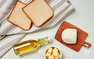 Моцареллу натрите на средней терке. Разогрейте духовку до 200 градусов. Приготовьте форму для запекания и сковороду.