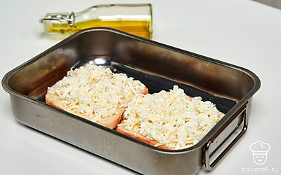 Подготовьте хлеб к запеканию. Каждый кусок хлеба намажьте сливочным маслом и посыпьте тертой моцареллой. Форму для запекания смажьте оливковым маслом. Выложите в нее тосты.