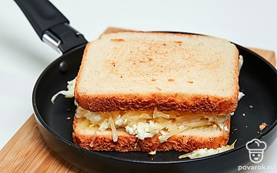 Приготовьте тосты. Запекайте тосты в разогретой до 200 градусов духовке в течение 5 минут. Затем соедините два тоста начинкой внутрь и обжарьте на сухой разогретой сковороде по 1 минуте с каждой стороны.