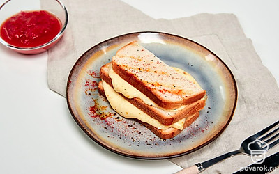 Подавайте тост с моцареллой с томатным соусом.