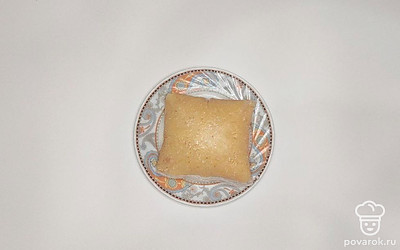 Налейте в кастрюлю воды и варите в ней кукурузную крупу на среднем огне 30 минут до готовности. Затем выложите пакетик на тарелку и подождите пока он остынет. После остывания вскройте пакетик и выложите из него крупу.