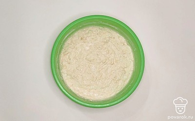 В миске соедините яйца, сахар, соль, тщательно перемешайте. К яичной смеси добавьте творог и сметану, так же добавьте остывшую крупу и молоко. Дайте немного настоятся, чтобы крупа взяла в себя больше жидкости. Добавьте к полученной смеси муку и тщательно размешайте.