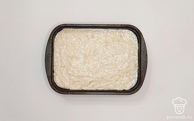 В смазанную растительным маслом форму переложите полученное тесто. Поместите форму в заранее разогретую духовку на 50 минут.