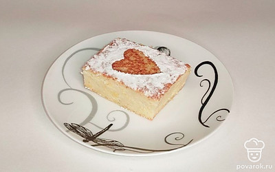 Дайте блюду немного остыть и можете нарезать на порционные кусочки, украсив сверху сахарной пудрой, джемом, свежими ягодами или фруктами.