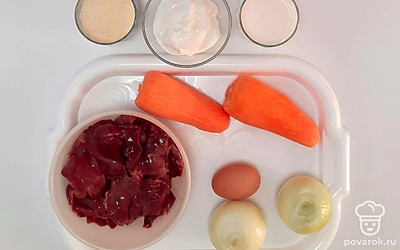 Куриную печень пропустите через мясорубку. Помойте и очистите овощи от кожуры. Нарежьте лук полукольцами, и натрите морковь на крупной терке.