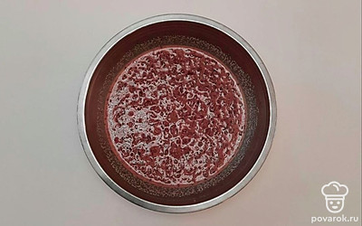 В пропущенную через мясорубку куриную печень добавьте соль, манную крупу, молоко и перец. Все тщательно перемешайте и поставьте в холодильник на 1 час.