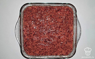 Форму поместите в заранее разогретую до 180 градусов духовку на 40 минут, затем достаньте и смажьте печень взбитыми яйцами со сметаной. Поместите обратно в духовку еще на 20 минут при той же температуре.