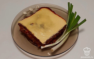 Готовое блюдо разделите порционно и украсьте свежей зеленью или дольками помидор черри.