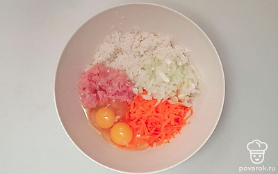 Промойте рис под водой, отварите в кастрюле до испарения жидкости. Почистите морковь от кожуры, натрите на терке, лук мелко нарежьте. В глубокую миску выложите фарш, готовый рис, перемешайте. Добавьте морковь с луком, соль с перцем, хорошо перемешайте.