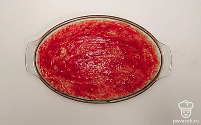 Фарш возьмите в руки, несколько раз ураните в емкость, чтобы избавиться от лишнего воздуха. Приготовьте форму для выпечки, смажьте сливочным маслом, прогрейте в духовке. После выложите фарш, разровняйте его, смажьте обильно слой кетчупом. Поместите запеканку в духовку, на верхний ярус, при 170С, выпекайте в течение 40 минут. Готовому блюду дайте немного остыть.