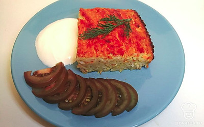 Остывшую запеканку порежьте кусочками, перед подачей дополните свежей, ароматной зеленью, сметаной и резаными овощами. Так блюдо получится ароматным и сочным.