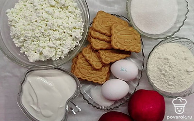 Промойте яблоки, куриные яйца под проточной водой, подготовьте емкости, поместите в каждую по отдельности, в нужном количестве, сметану, муку, а также сахар с творогом. Отрежьте кусочек сливочного масла, достаньте печенье.