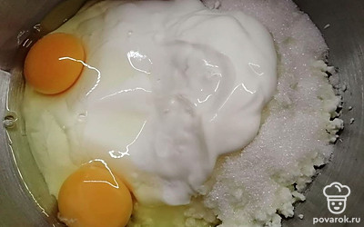 Почистите яблоко от кожуры, удалите семечки, порежьте небольшими кусочками, поместите его в глубокую миску. К яблокам вбейте яйца, добавьте сахар со сметаной и творогом. Напоследок просейте муку, тщательно перемешайте, до однородности.