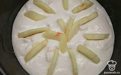 Возьмите мультиварку, смажьте маслом чашу, выложите в нее готовое тесто. Почистите от семян и кожуры еще одно яблоко, порежьте дольками, выложите сверху на тесто. Измельчите в крошку печенье, посыпьте им запеканку. Готовьте запеканку до готовности. Как блюдо приготовиться, дайте ему немного настояться.