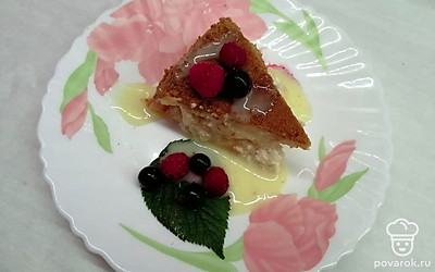 Чтобы придать блюду более аппетитный вид, дополните его перед подачей сгущенным молоком, а также свежей мятой, для выраженного аромата запеканки и посыпьте спелыми ягодами.