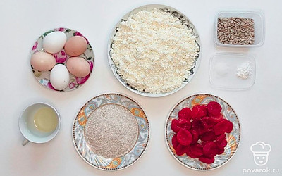 Помойте и обсушите сухофрукты. Можете оставить их просыхать на бумажном полотенце. Нарежьте сухофрукты небольшими кубиками. Разогрейте духовку до температуры 200°C.