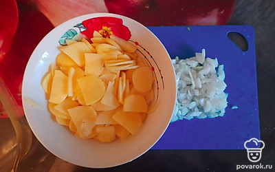 Картофель очистить от кожуры и нарезать тонкими кружочками.
Лук нарезать кубиком.