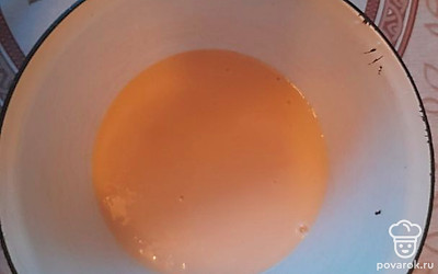 Кефир, соду, яйца, масло, соль смешать, после чего постепенно всыпать просеянную муку. Тщательно перемешать до однородной массы.